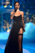 Рианна (Rihanna) Victoria's Secret Fashion Show  Lexington Avenue Armory, New York City, 2012 (23xHQ) 6e0a0e428548759