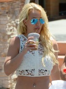 Бритни Спирс (Britney Spears) Gorgeous Abs Shopping In Sogno, Westlake Village, 17.07.2015 - 33xHQ 737a57431449055
