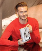Дэвид Бекхэм (David Beckham) launch of his new Bodywear range at the H&M Times Square (New York, February 1, 2014) - 238xHQ 128777431469461