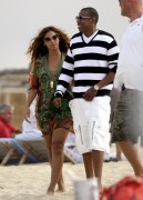 Бейонсе (Beyonce) on the beach in St.Tropez with Jay-Z (21xHQ) A9ba1c432255785