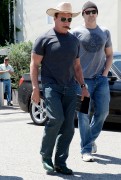 Арнольд Шварценеггер (Arnold Schwarzenegger) seen out in Los Angeles - April 18, 2015 - 72xHQ F91c44432978889