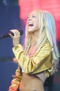 Кристина Агилера (Christina Aguilera) MTV Total Request Live - December 8 (13xHQ) 3170a2434273533