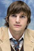 Эштон Кутчер (Ashton Kutcher) Press Conference (10xHQ) 412f07437140297