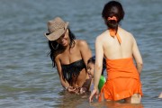 Рианна (Rihanna) Bikini Candids In Hawaii - April 27, 2012 (38xHQ) 5d29f1437656354
