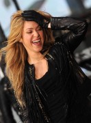 Шакира (Shakira) performs on NBC's 'Today' at Rockefeller Plaza (New York, March 26, 2014) - 67хHQ 0054ee439805248