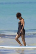 рианна - Рианна (Rihanna) in a thong bikini at beach  Hawaii, 2012.01.19 (43xHQ) C05b8c445184997