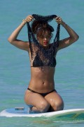 Рианна (Rihanna) in a thong bikini at beach  Hawaii, 2012.01.19 (43xHQ) E0b0e8445185017