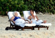 Селин Дион (Celine Dion) vacation in Anguilla, British West Indies, 12.02.2006 (48xHQ) 35b3a5453101493