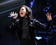 Деми Ловато (Demi Lovato) performing at Wild 94.9's Jingle Ball at the Oracle Arena in Oakland, California, 03.12.2015 (120xHQ) 18bd4f453111916