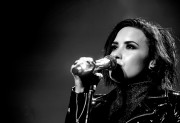 Деми Ловато (Demi Lovato) performing at Wild 94.9's Jingle Ball at the Oracle Arena in Oakland, California, 03.12.2015 (120xHQ) 2c44e6453110841