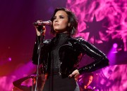 Деми Ловато (Demi Lovato) performing at Wild 94.9's Jingle Ball at the Oracle Arena in Oakland, California, 03.12.2015 (120xHQ) 49238c453111280