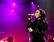 Деми Ловато (Demi Lovato) performing at Wild 94.9's Jingle Ball at the Oracle Arena in Oakland, California, 03.12.2015 (120xHQ) 919671453111177