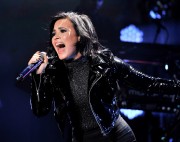 Деми Ловато (Demi Lovato) performing at Wild 94.9's Jingle Ball at the Oracle Arena in Oakland, California, 03.12.2015 (120xHQ) Fba247453110835
