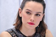 Дэйзи Ридли (Daisy Ridley) 'Star Wars - The Force Awakens' Press Conference in Los Angeles (December 4, 2015) 90ca3e454099309