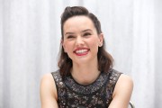 Дэйзи Ридли (Daisy Ridley) 'Star Wars - The Force Awakens' Press Conference in Los Angeles (December 4, 2015) Fd40ea454099247