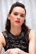 Дэйзи Ридли (Daisy Ridley) 'Star Wars - The Force Awakens' Press Conference in Los Angeles (December 4, 2015) Ffed1c454099073