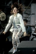 Мадонна (Madonna) – Performing at the Live Aid Concert, 13 July 1985 – 14xHQ + 1xUHQ 023ec1454995421