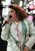 Мадонна (Madonna) – Performing at the Live Aid Concert, 13 July 1985 – 14xHQ + 1xUHQ 0f2212454995240