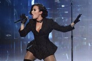 Деми Ловато (Demi Lovato) performing 'Confident' at the American Music Awards in Los Angeles, 22.11.2015 (21xHQ) 6af6e6455016035