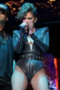 Дженнифер Лопез (Jennifer Lopez) performs Onstage during The Megaton at Madison Square Garden in New York City, 28.10.2015 - 24xHQ 7d307f455018011