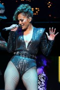 Дженнифер Лопез (Jennifer Lopez) performs Onstage during The Megaton at Madison Square Garden in New York City, 28.10.2015 - 24xHQ F9b39c455018197