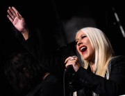 Кристина Агилера (Christina Aguilera) Linda Perry's Freeheld Party in Los Angeles, 05.01.2016 - 27xHQ B2dc6f457175226