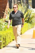 Арнольд Шварценеггер (Arnold Schwarzenegger) out for lunch in Brentwood, 10.08.2015 (9xHQ) D8964b457187184