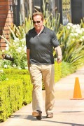 Арнольд Шварценеггер (Arnold Schwarzenegger) out for lunch in Brentwood, 10.08.2015 (9xHQ) E5caf2457187110