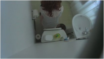 Брюнетка с волосатой киской сняла на камеру домашнюю мастурбацию