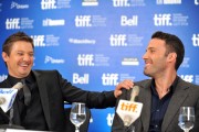 Джереми Реннер (Jeremy Renner) The Town Press Conference in Toronto (TIFF) (2010.09.10) (8xHQ) 65a6f3463656663