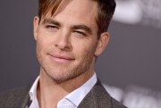 Крис Пайн (Chris Pine) The Finest Hours Premiere at TCL Chinese Theatre in Los Angeles (January 25, 2016) (43xHQ) E09db5463652671