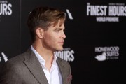 Крис Пайн (Chris Pine) The Finest Hours Premiere at TCL Chinese Theatre in Los Angeles (January 25, 2016) (43xHQ) E85c47463652501