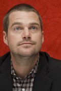 Крис О’Доннелл (Chris O'Donnell) 'NCIS Los Angeles' press conference portraits by Munawar Hosain (October 10, 2009) - 51xHQ 4c2872463679350