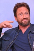 Джерард Батлер (Gerard Butler) 'How to Train Your Dragon 2' press conference portraits by Yoram Kahana (July 9, 2014) - 30xHQ 4d72d2463853953