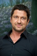 Джерард Батлер (Gerard Butler) 2009-07-20 The Ugly Truth Press Conference in Beverly Hills - 6xHQ Fc954c463852439