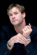Крис Хемсворт (Chris Hemsworth) 'In the Heart of the Sea' Press Conference Portraits by Munawar Hosain, 20.11.2015 (32xHQ) 38049e463955219