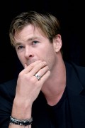 Крис Хемсворт (Chris Hemsworth) 'In the Heart of the Sea' Press Conference Portraits by Munawar Hosain, 20.11.2015 (32xHQ) 418976463955194