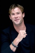 Крис Хемсворт (Chris Hemsworth) 'In the Heart of the Sea' Press Conference Portraits by Munawar Hosain, 20.11.2015 (32xHQ) 4452d4463954942