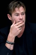 Крис Хемсворт (Chris Hemsworth) 'In the Heart of the Sea' Press Conference Portraits by Munawar Hosain, 20.11.2015 (32xHQ) 5a23d7463955184