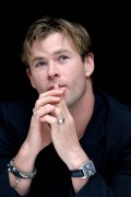 Крис Хемсворт (Chris Hemsworth) 'In the Heart of the Sea' Press Conference Portraits by Munawar Hosain, 20.11.2015 (32xHQ) 7e65af463955226