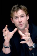 Крис Хемсворт (Chris Hemsworth) 'In the Heart of the Sea' Press Conference Portraits by Munawar Hosain, 20.11.2015 (32xHQ) 9a3644463954766