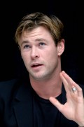 Крис Хемсворт (Chris Hemsworth) 'In the Heart of the Sea' Press Conference Portraits by Munawar Hosain, 20.11.2015 (32xHQ) F68c7d463955234