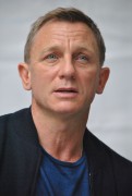 Дэниал Крэйг (Daniel Craig) 'Spectre' Press Conference Portraits by Yoram Kahana, 23.10.2015 - 28xHQ 17ab4a463962154