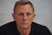 Дэниал Крэйг (Daniel Craig) 'Spectre' Press Conference Portraits by Yoram Kahana, 23.10.2015 - 28xHQ 1be344463961951