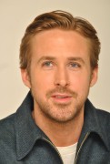 Райан Гослинг (Ryan Gosling) 'The Big Short' Press Conference Portraits by Yoram Kahana, 14.11.2015 - 25xHQ 2c07ae463967501