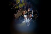 Бейонсе (Beyonce) sings during Pepsi Super Bowl 50 Halftime Show at Levi's Stadium (06.02.2016) (68xHQ) 193e80464177710