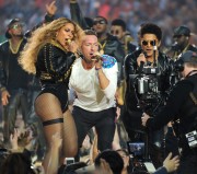 Бейонсе (Beyonce) sings during Pepsi Super Bowl 50 Halftime Show at Levi's Stadium (06.02.2016) (68xHQ) 1b0571464178074