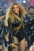 Бейонсе (Beyonce) sings during Pepsi Super Bowl 50 Halftime Show at Levi's Stadium (06.02.2016) (68xHQ) 382619464177895