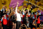 Бейонсе (Beyonce) sings during Pepsi Super Bowl 50 Halftime Show at Levi's Stadium (06.02.2016) (68xHQ) 4f4664464177556