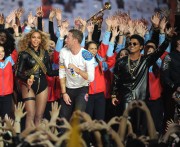 Бейонсе (Beyonce) sings during Pepsi Super Bowl 50 Halftime Show at Levi's Stadium (06.02.2016) (68xHQ) 533f18464178111